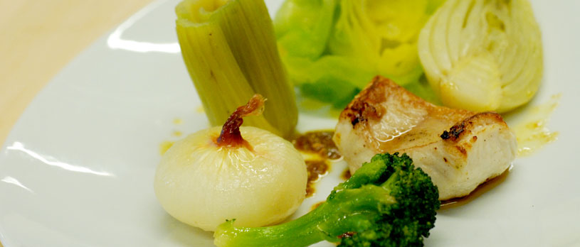 Karry-fennikelmarinerede grøntsager med tilbehør af fisk, fjerkræ eller