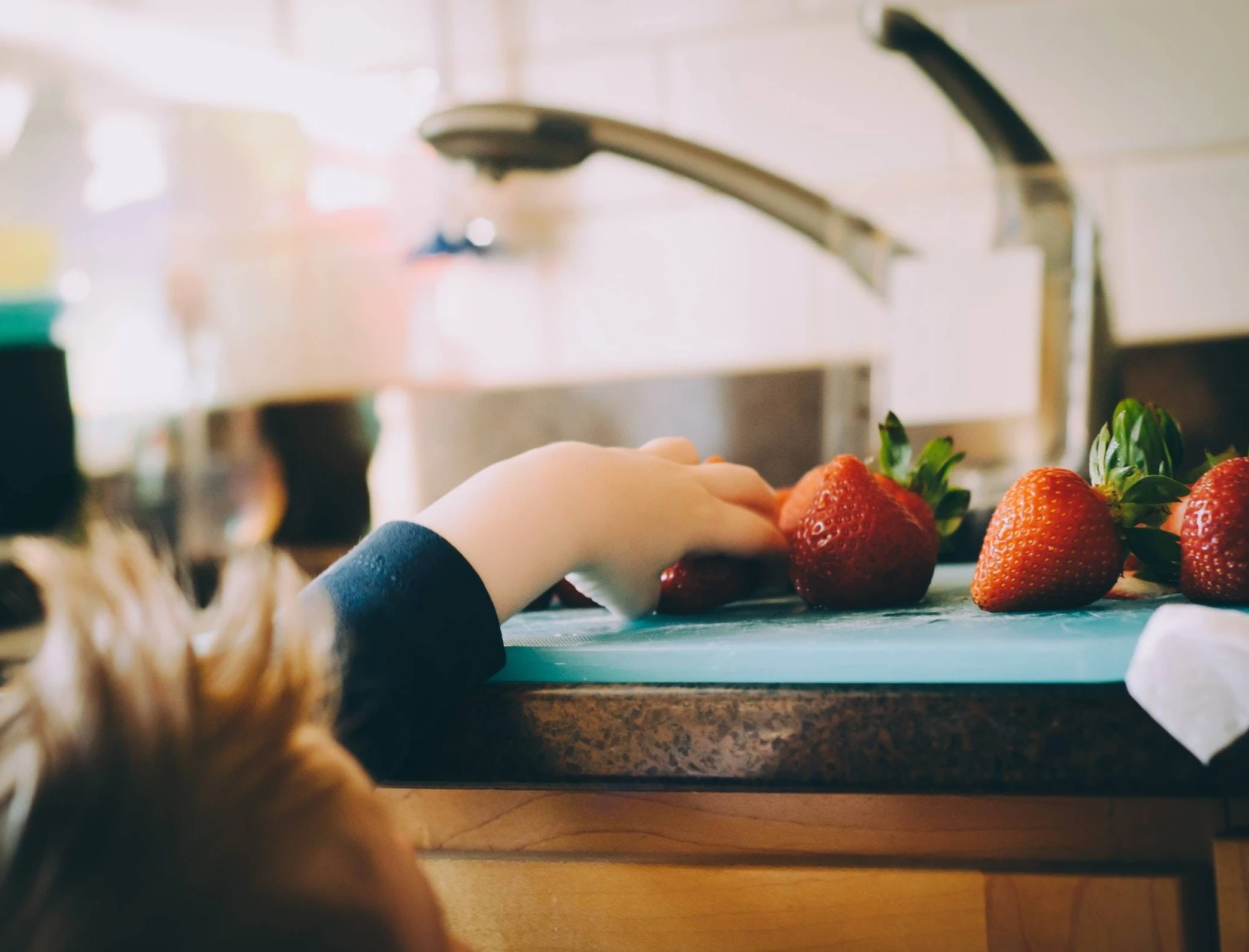 Få ro på madlavningen med godt udstyr til dit barn